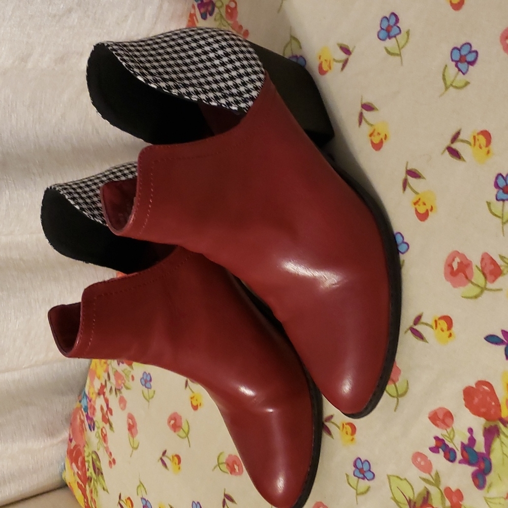 Boutique by Corkys Booties Sz 9